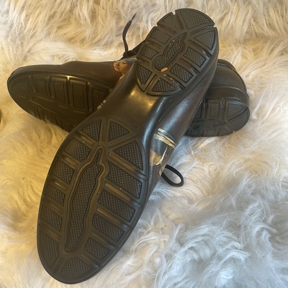 Shoes - Picture 4 of 9